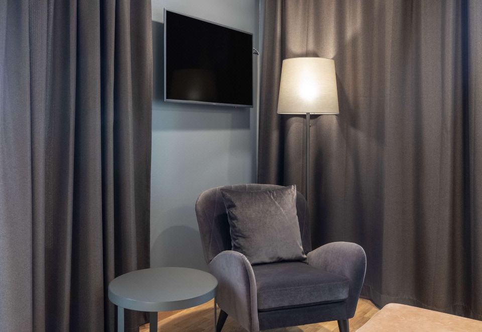 高级特大床间带梳化床