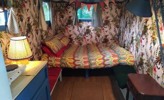 Pilgrims Shepherd's Hut - Goosewell Glynn Glamping