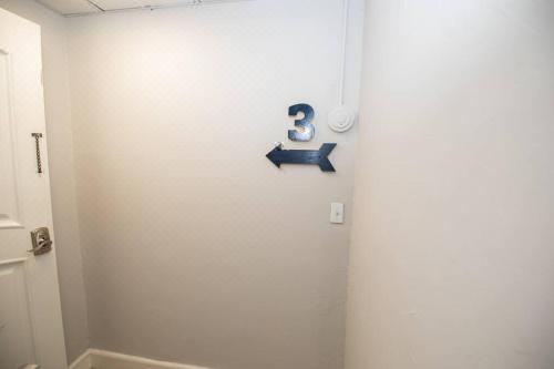 Downtown Annapolis King George 3rd Floor Hideaway One-Bedroom Apartment