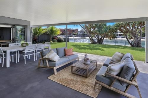 Mooloolaba Canal Home - Modern 4Bedroom with Spa, Sauna and Private Pontoon - New Proprietor 2024 Five-Bedroom House