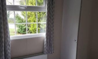Lovely 2-Bed Chalet at Robinhood Retreat Free Park - Housity