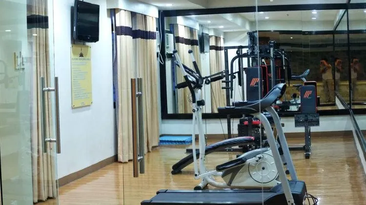 The Pinnacle Hotel and Suites 施設