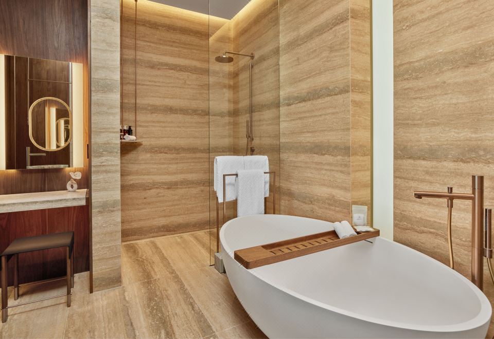 家庭房， 卧室1:1張特大床 ， 卧室2:2張大床， 海景， 水池， 露台