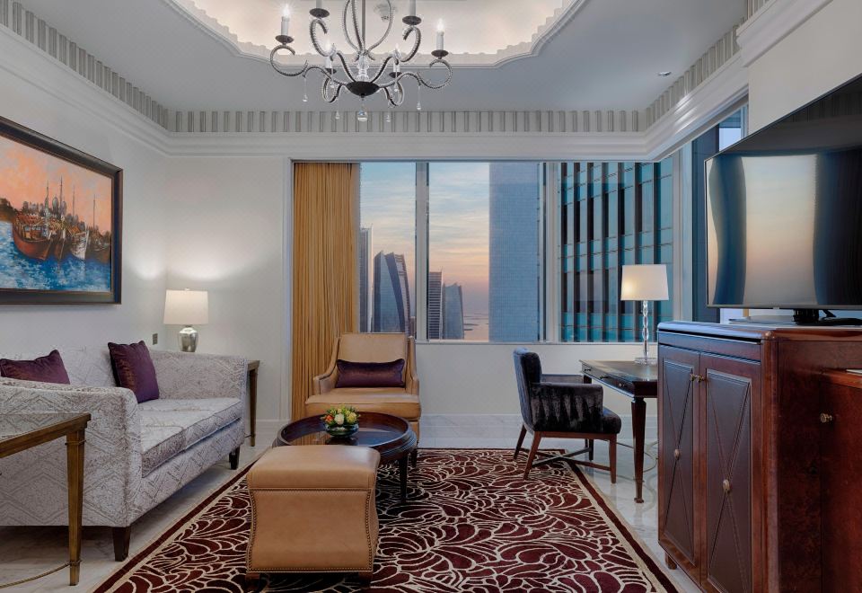 瑞吉套房，1臥室行政套房，1張特大床，部分海景