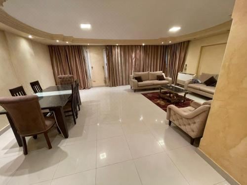 带阳台的两卧室公寓