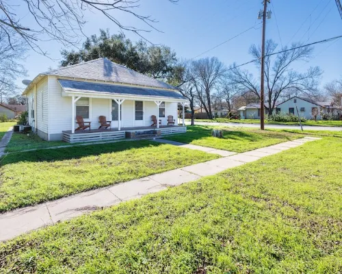 Charming 3-bedroom house with AC and WiFi in fabulous Luling Hotels in Luling