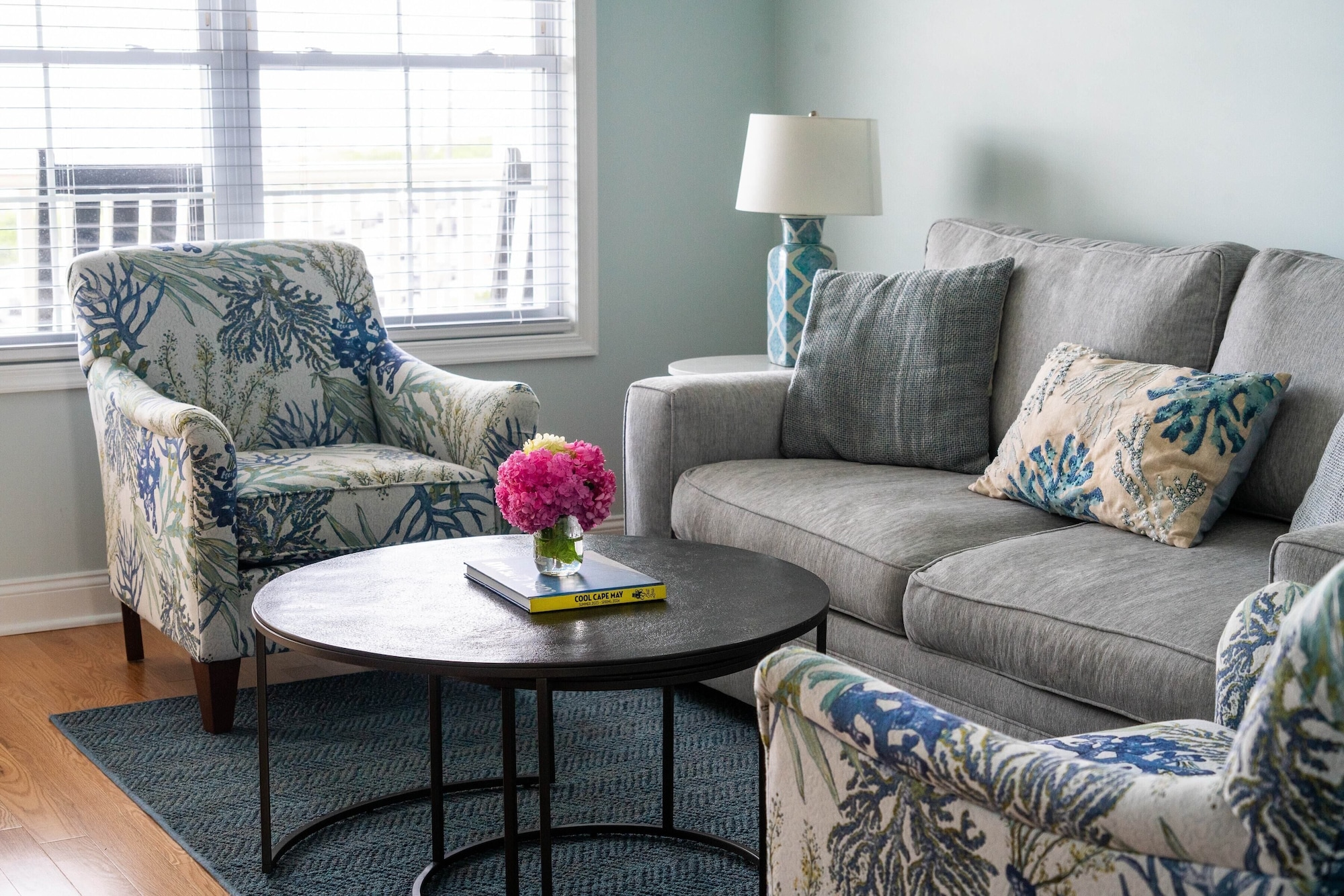 套房，一卧（1个浴室特大床面朝大海）