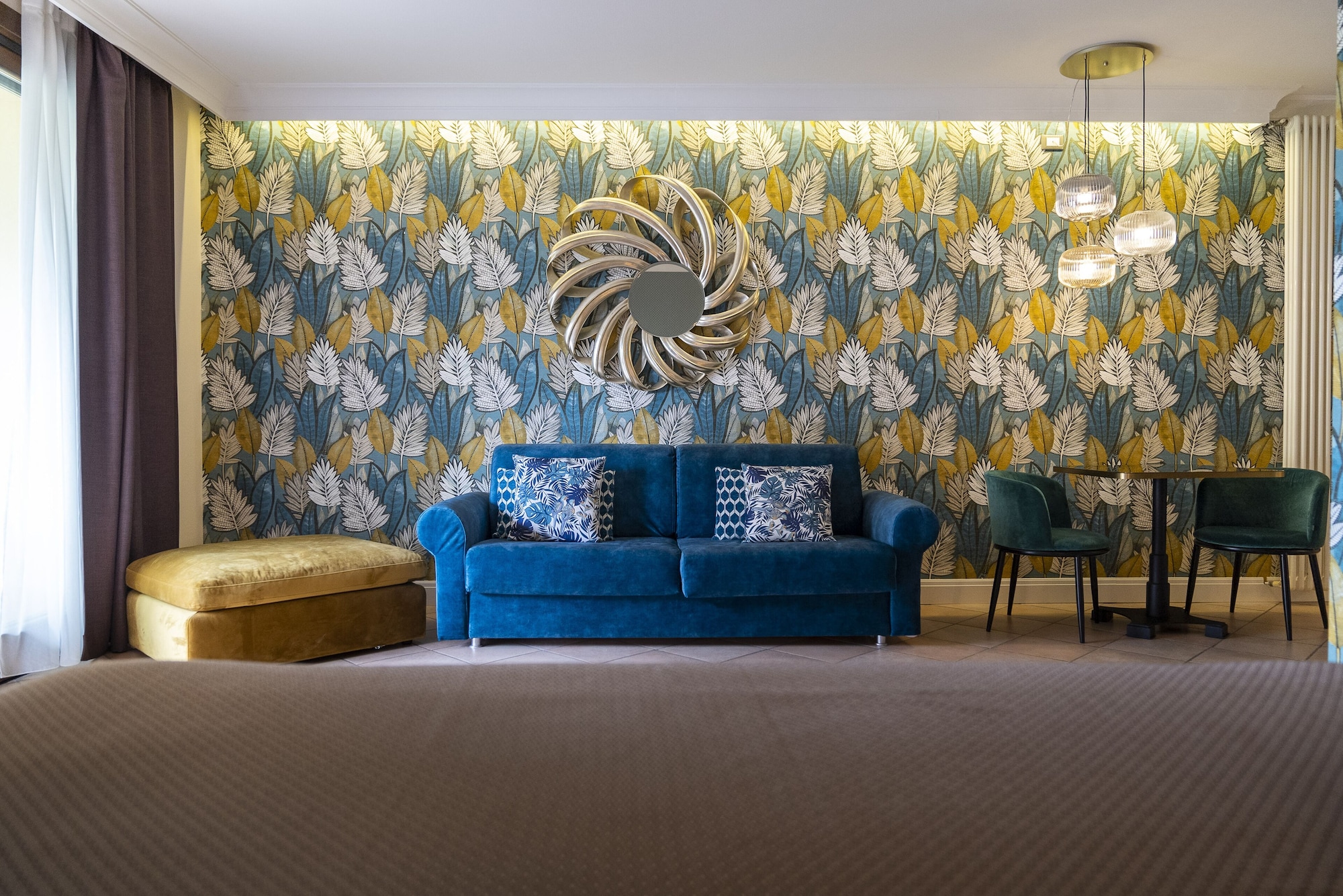 小型开间套房， 1 张特大床和 1 张梳化床