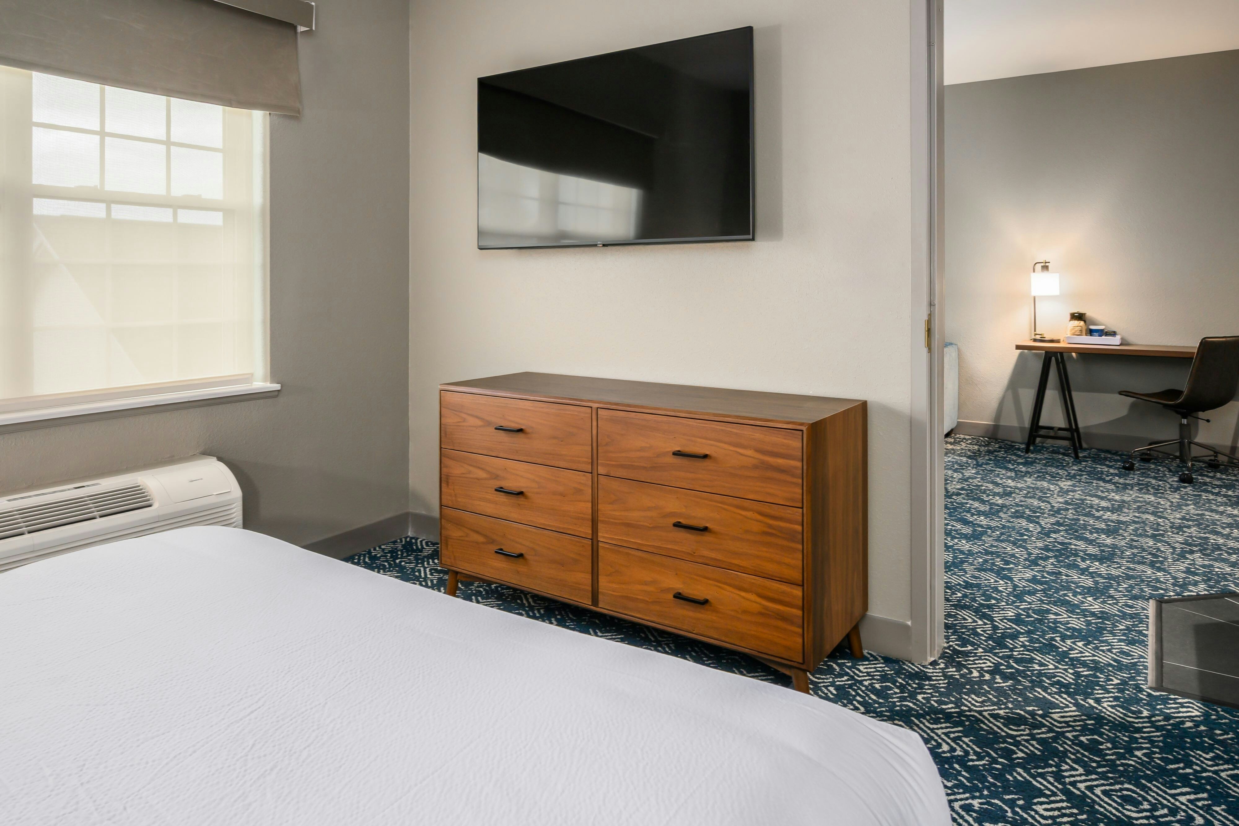 带梳化床和漩涡浴缸的特大床套房