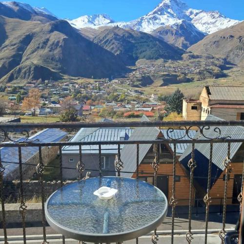 带山景的双人间