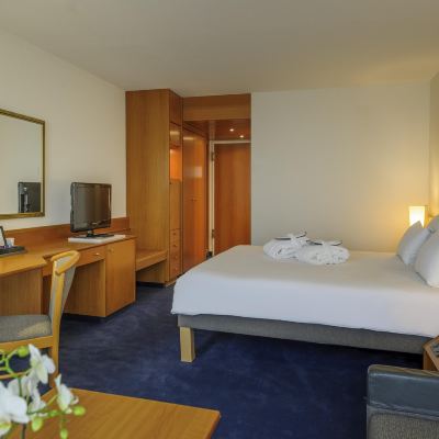 雙人床帶梳化床供單人使用和陽台 諾富特弗賴堡音樂廳酒店優惠