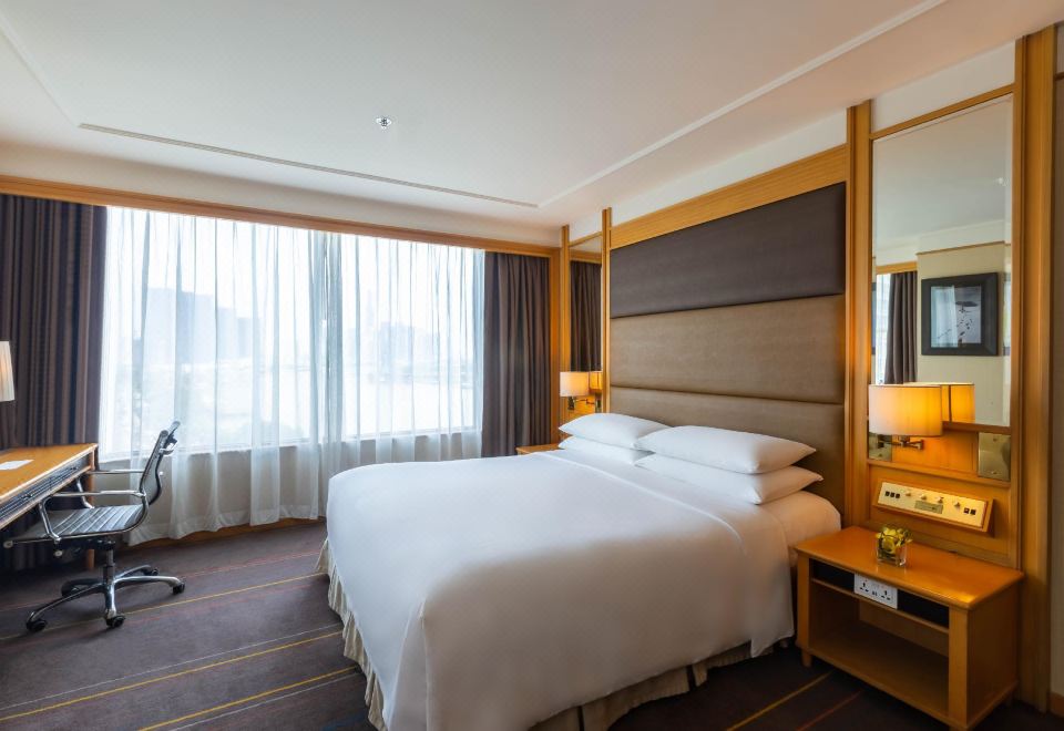 Renaissance Riverside Hotel SaigonDeluxe King Room with City View