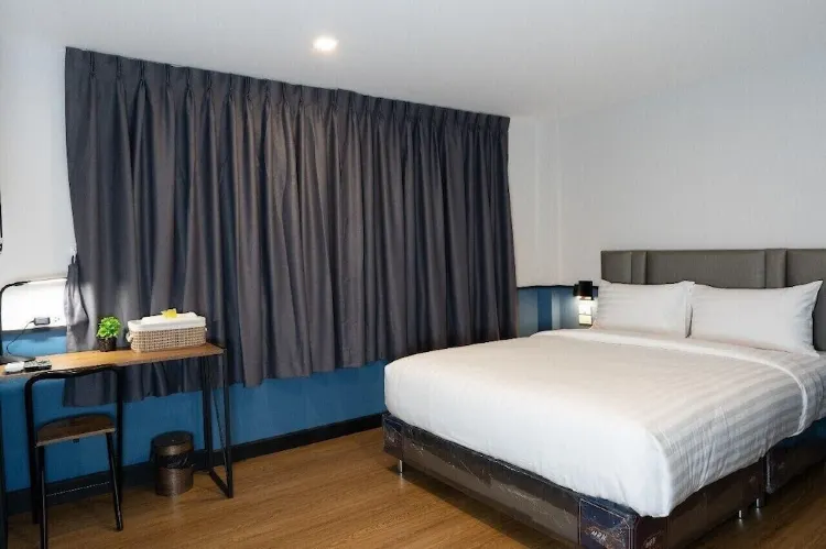 ห้องดีลักซ์ เตียงใหญ่ 1 เตียง