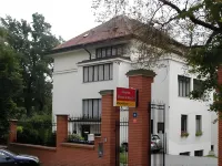 Residence Dykova - Former Pension Jana, Domov Mládeže