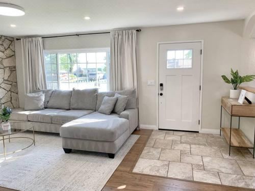 Hot Tub . Near Freeway . Quick 2 Theme Parks/Beach Three-Bedroom House