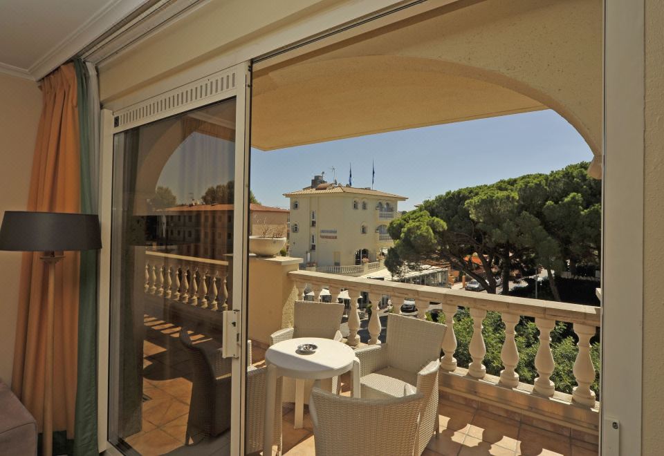 带阳台的舒适双人或双床间