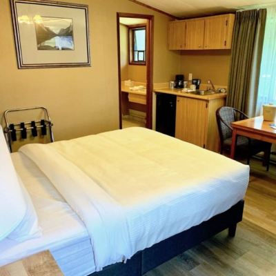 Queen Room Sunwapta Falls Rocky Mountain Lodge Promo Code