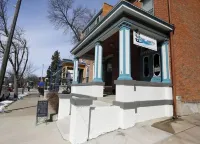 Tiny Home, Spa Next Door, Deck, Walk to Farmers Market Hotel di 