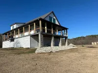 RIVERFRONT  NEW 4-bedroom house with WiFi and AC in Calico Rock Hotels in Izard County