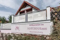SISTERS Haus Hotel Garni Hotel di 