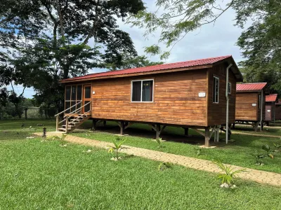 Carmelita River Cabins Hotel a 