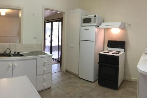 客房 - 带两张双人床和一张双层床