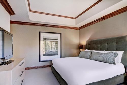 2Br Residence at the Ritz-Carlton with Valley View Two-Bedroom Apartment