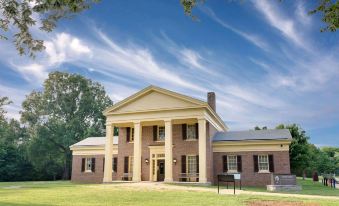 Days Inn by Wyndham Savannah - Housity