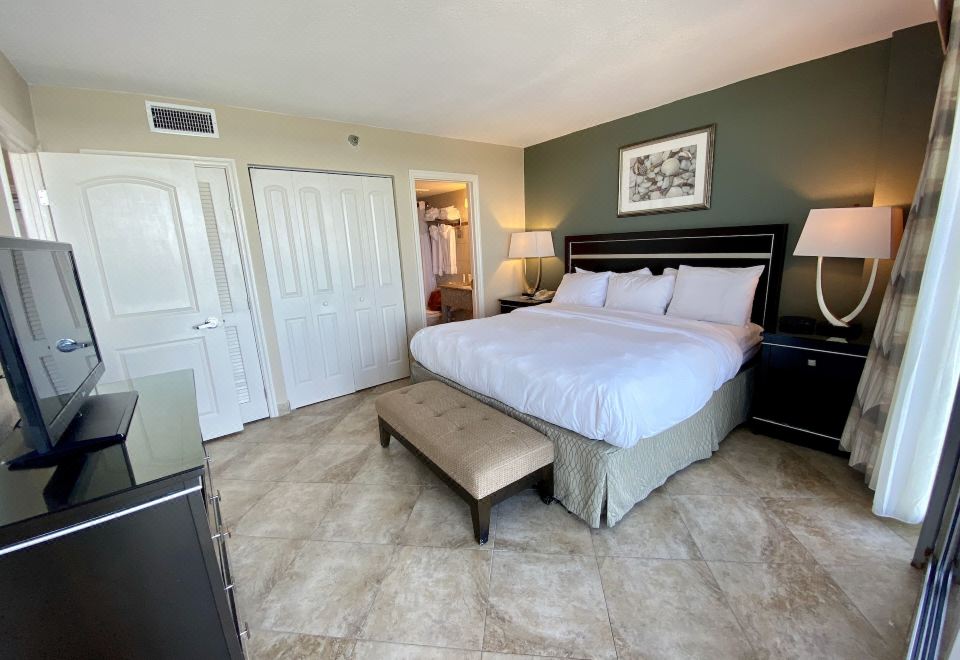 Radisson Suite Hotel OceanfrontOceanfront Family King Suite