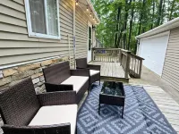 Updated Higgins Cottage w/ AC - Walking Distance to Higgins & Boat Parking Hoteles en Municipio de Gerrish