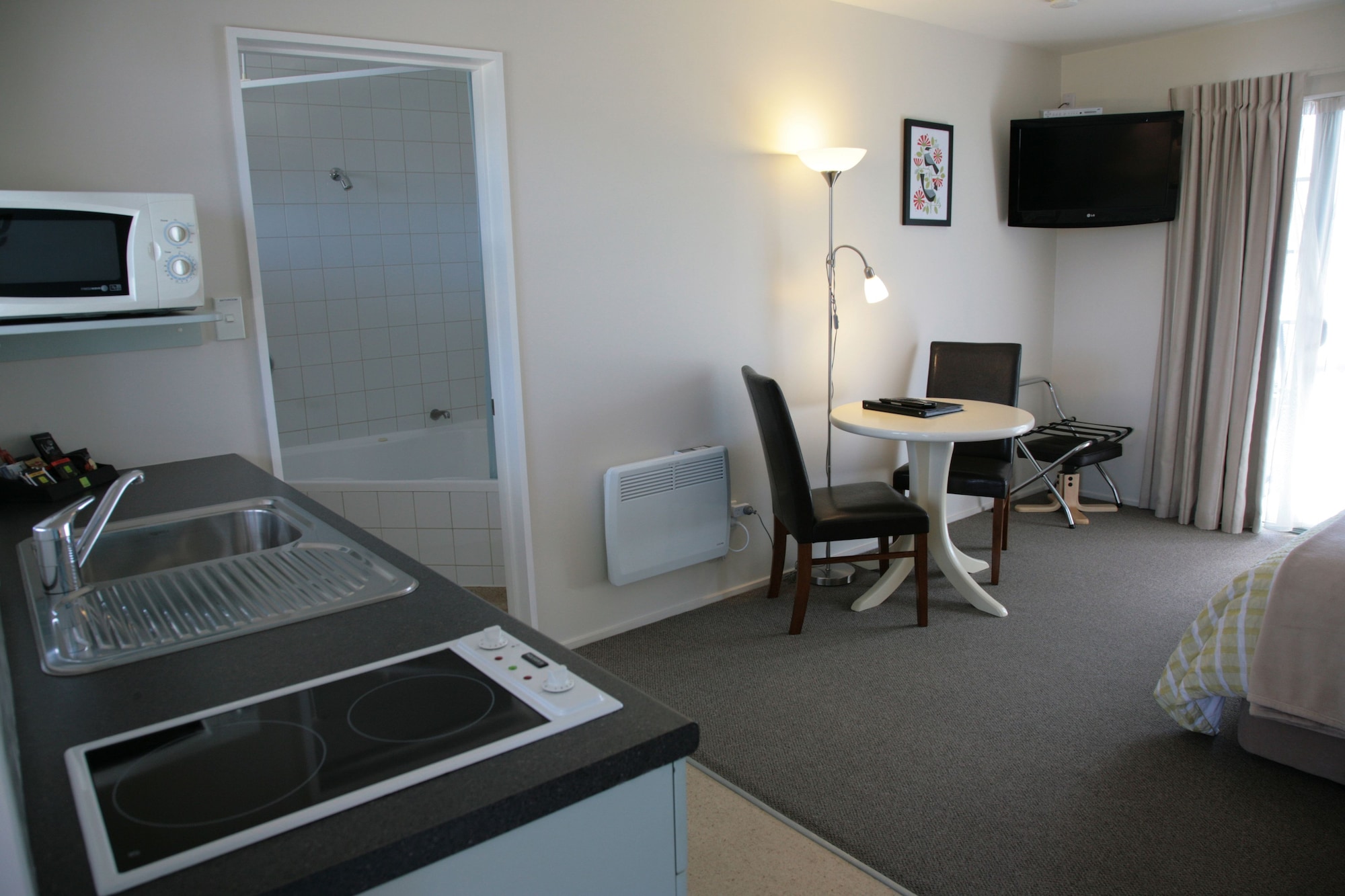 高级单间，无烟，带小厨房（高级spa浴缸单间）