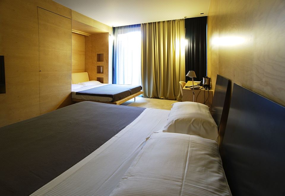 高级四人房， 副楼