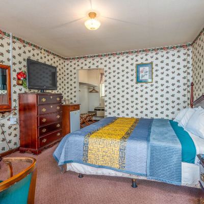 Basic Single Room, 1 King Bed, Hot Tub, Mountain View Parkway Inn Promo Code