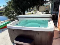 Charming 2-bedroom waterfront townhome with WiFi, AC Hot Tub and dock Hotele w: Matlacha