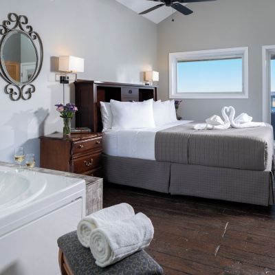 Deck-Level Cottage Suite-ADA Hermann Hill Promo Code