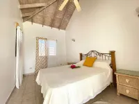The Greenside Cottages - Private Tropical Garden - Residential Area 5 Mins from the Beach Hotel di 