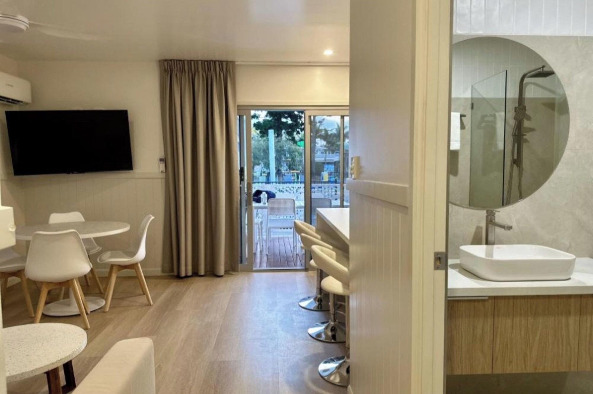 豪华两卧室池畔小屋-S6