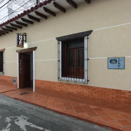 HOTEL COLONIAL A 100 MTS DE LA BASILICA Отели в г. Гуадалахара де Буга