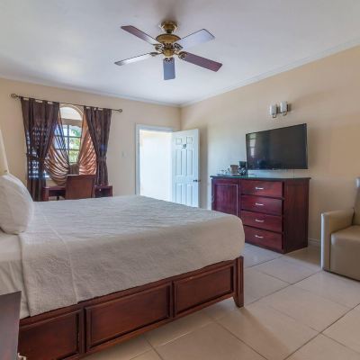 Deluxe King Room Travellers Beach Resort Promo Code
