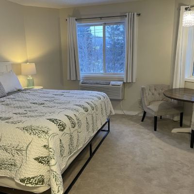 Junior Suite, 1 King Bed, Mountain View, Corner