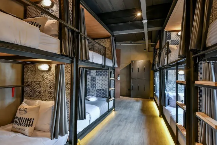 1 คนในห้องหอพัก 10 เตียง-ผสม