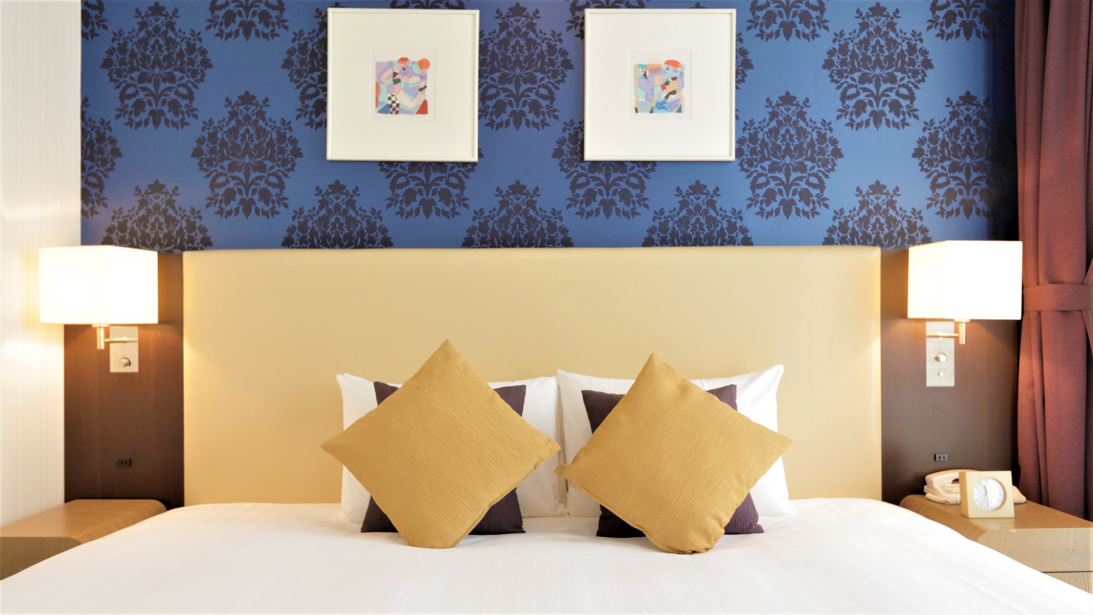 豪华特大床房带梳化床-非吸烟