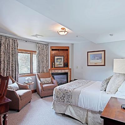Superior Room, 1 Queen Bed, Fireplace, Lake View