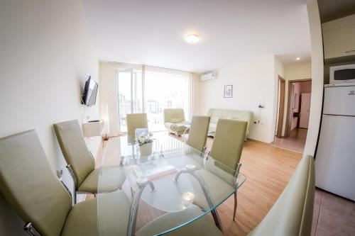 带阳台的两卧室公寓