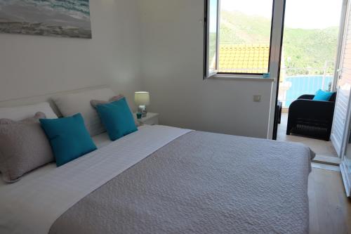 带阳台和海景的豪华双人房