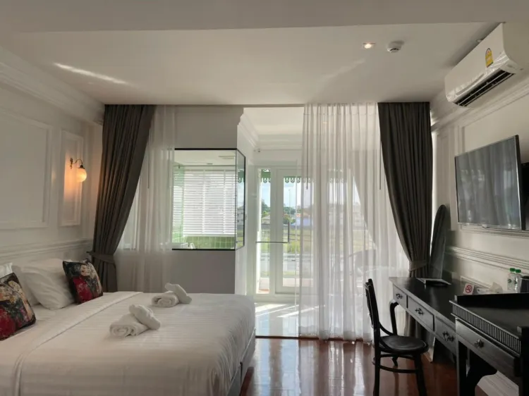 Superior King Room-City Side