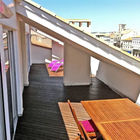 Unique!! unusual! Charming apartment with large garden 10 m from the Royal Canal Отели в г. Сет