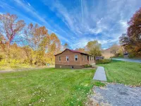 Cozy river front log cabin close to, Seneca Rocks, Dolly Sods, Spruce Knob