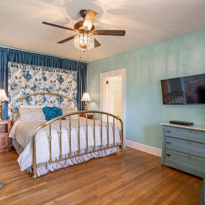 106) Colonial Room Echo Mountain Inn Promo Code