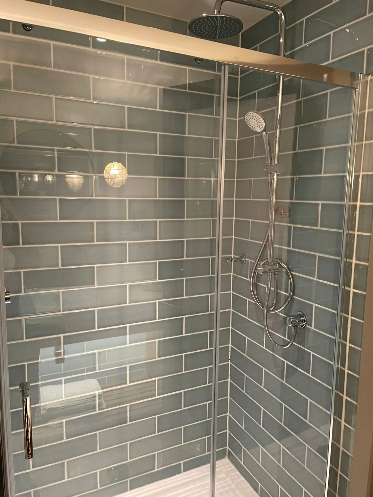 高级双人房带局部河景